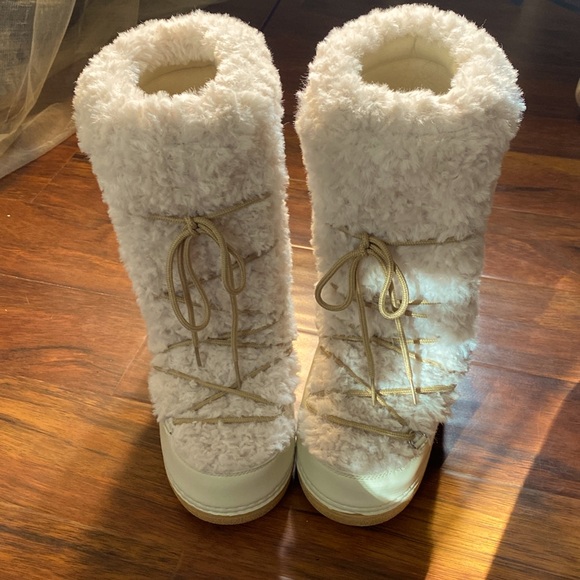Shoes - Cozy White Fur-Lined Women's Boots